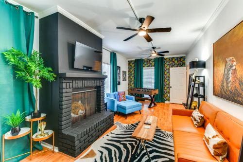 Highlands - Perkins House | Colorful Baton Rouge Home: Deck, Grill & Fire Pit