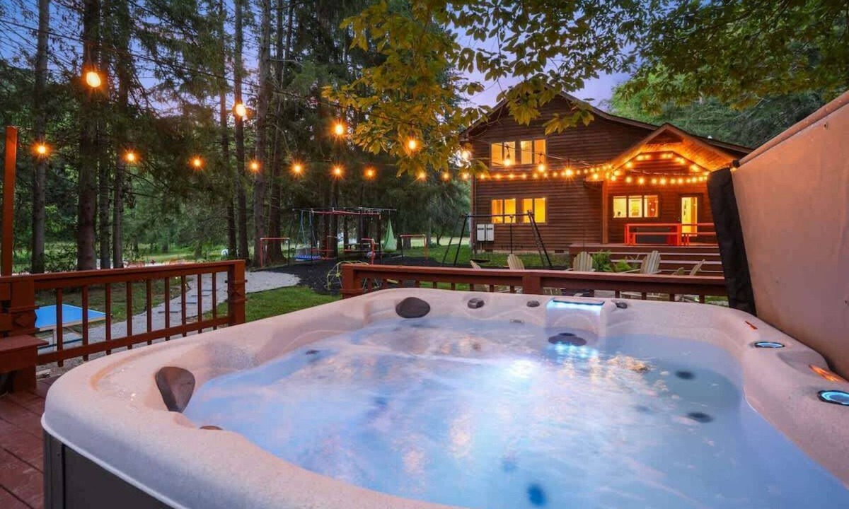 South Bloomingville Cabin | Colorful Cabin- Fun & Games, Pickleball, Hot Tub