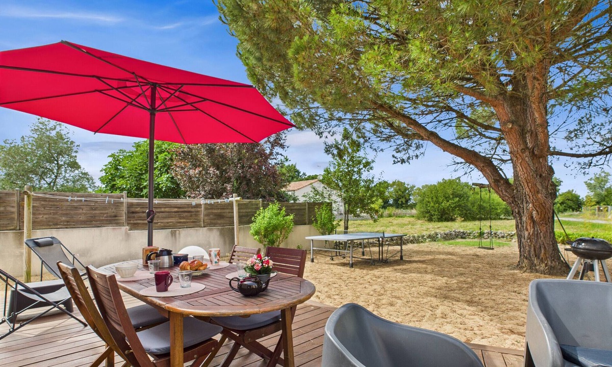Les Conches House | Colorful family home with garden for 6