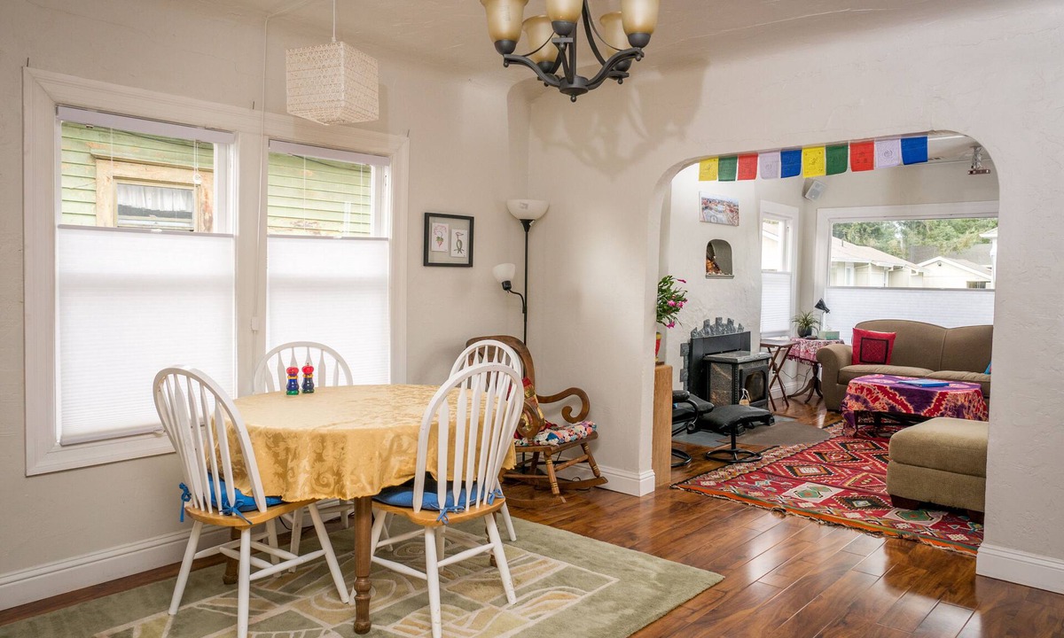 Burbank Gardens Neighborhood Association House | Colorful home & beautiful garden, ten minute walk to downtown