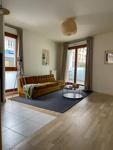 Montreuil Apartment | Colorful minimalist apartment 10min away from Paris