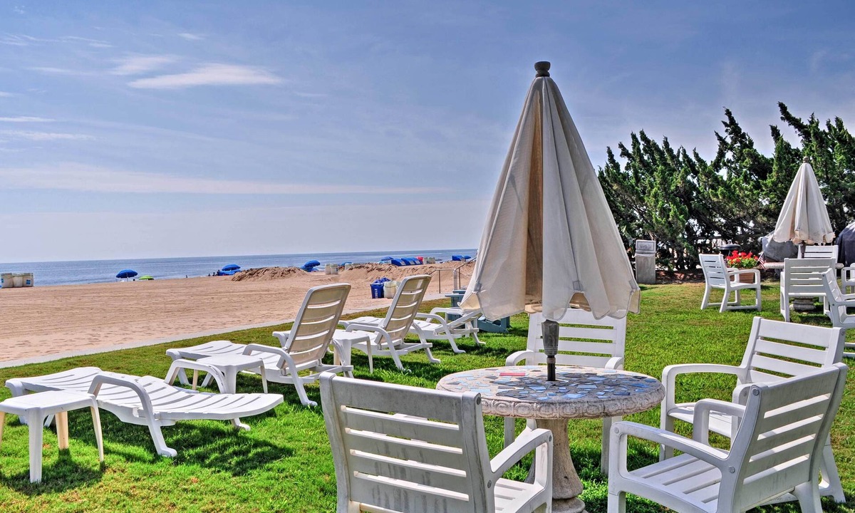 Virginia Beach Apartment | Colorful Virginia Beach Studio - Steps to Beach!
