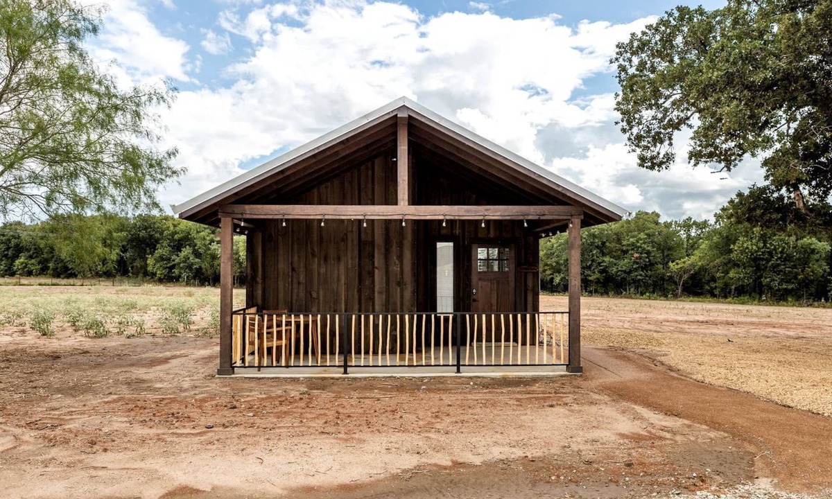 Elm Mott Cabin | Colorful, Wheelchair Accessible Cabin for Two in Waco, Texas