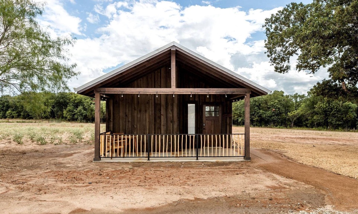 Elm Mott Cabin | Colorful, Wheelchair Accessible Cabin for Two in Waco, Texas