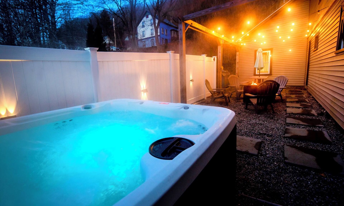 Colrain House | Colrain Winter Adventure HotTub AirHockey Firepit