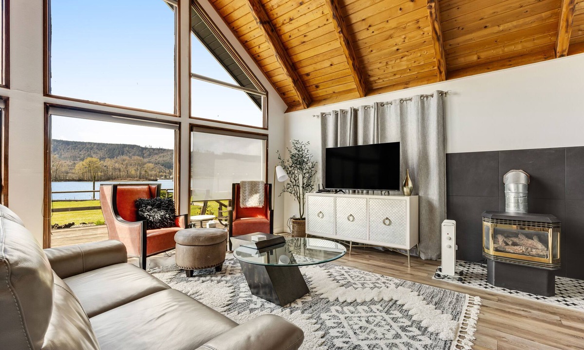 Cathlamet House | Columbia River Home w/Dock & Beach Access