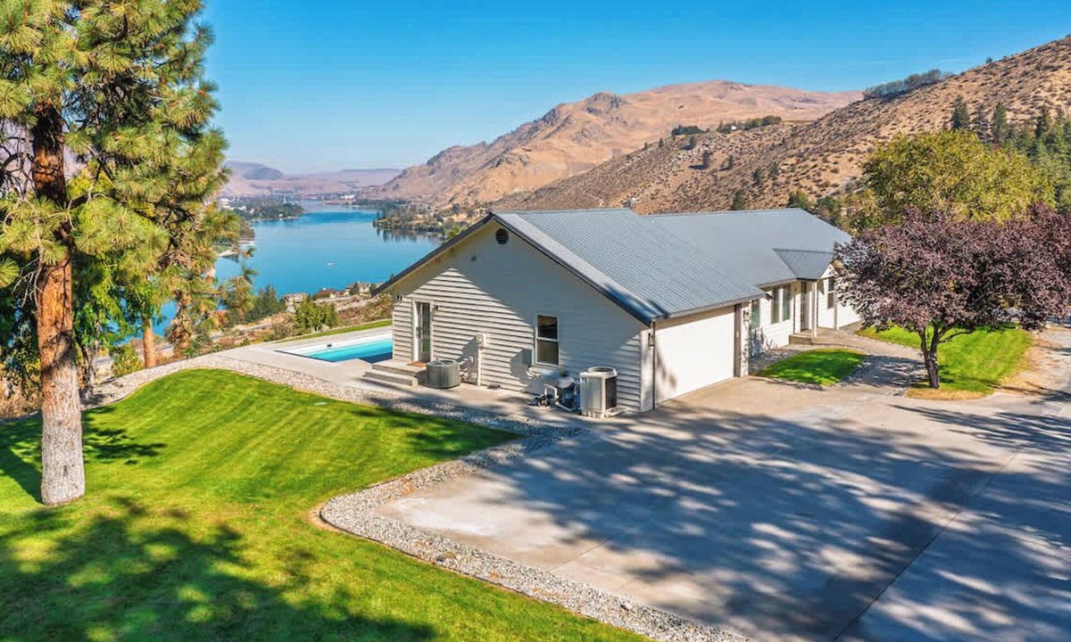 Orondo House | Columbia River View w/heated pool & hot tub!