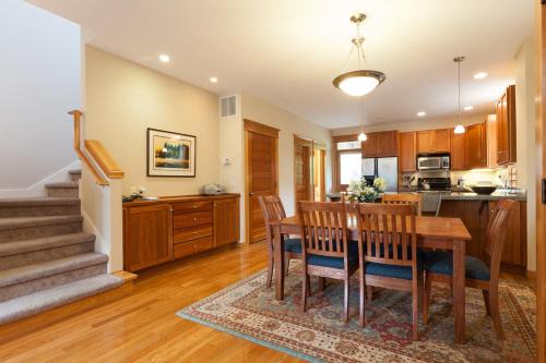 Hood River Apartment | Columbia West condo