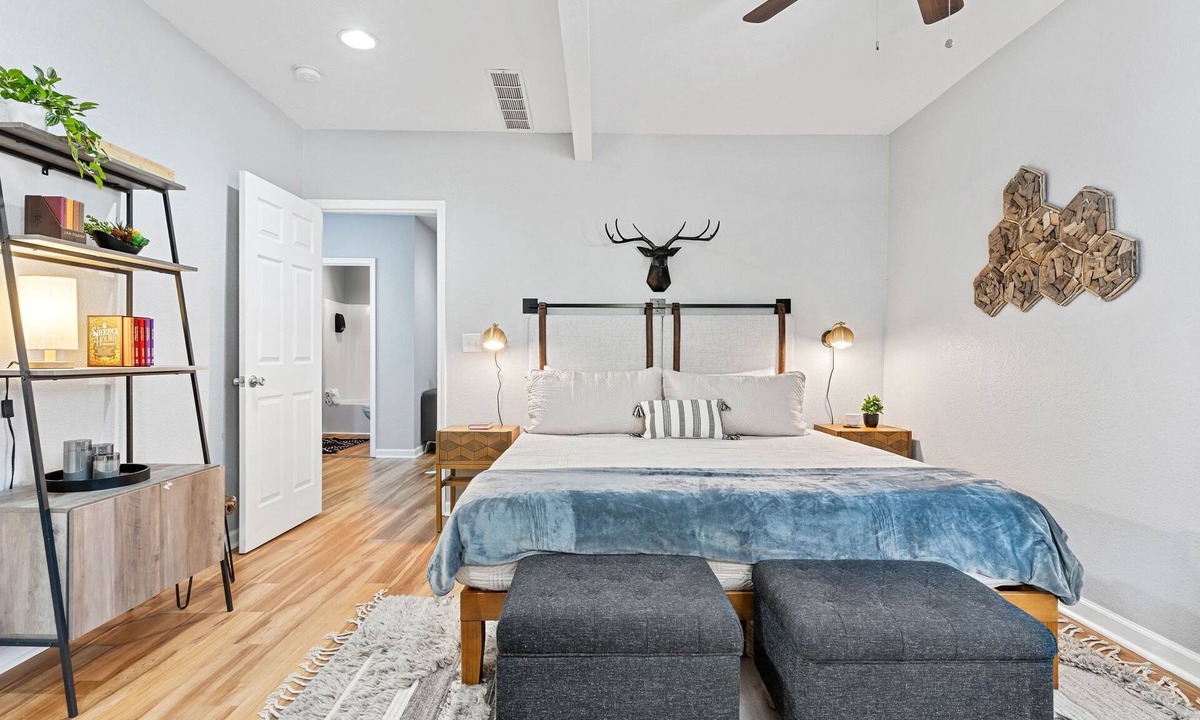 Columbus Park Apartment | Columbus Park Upper Apt Walkable to River Market and Minutes from Downtown!