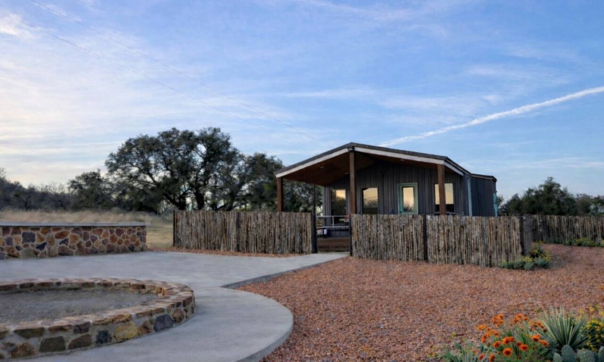 Llano Cabin | Comanche Ridge Getaway Cabin: Located at the Six Star Ranch!