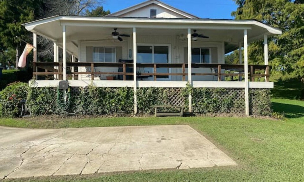 Torbert House | Come fish and enjoy the breeze off the lake!