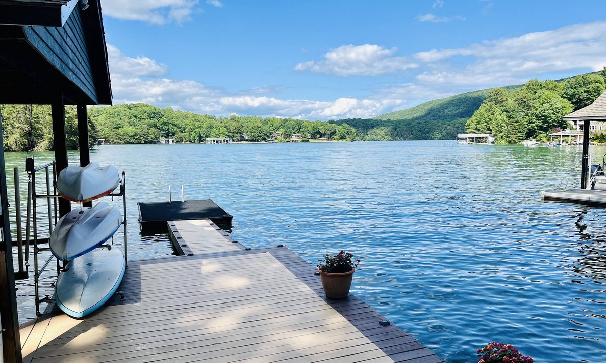 Huddleston House | Come hideaway at the the Blue Heron Hideaway with beautiful wide lake views.