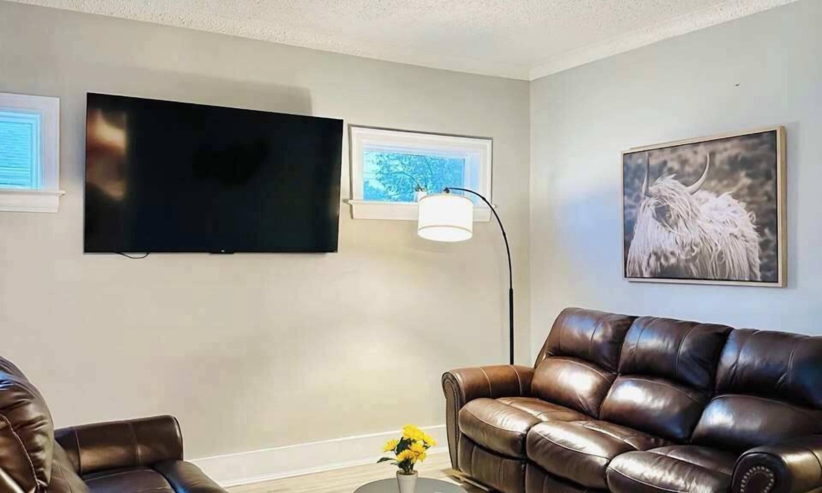 St. James House | Come in a large group/Sleeps 14/7 Min to Airport
