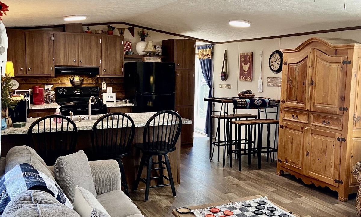 Smithville House | COME SEE US AT JENNY'S FARMHOUSE ! FUN FOR EVERYONE ! ALWAYS SOMETHING TO DO !