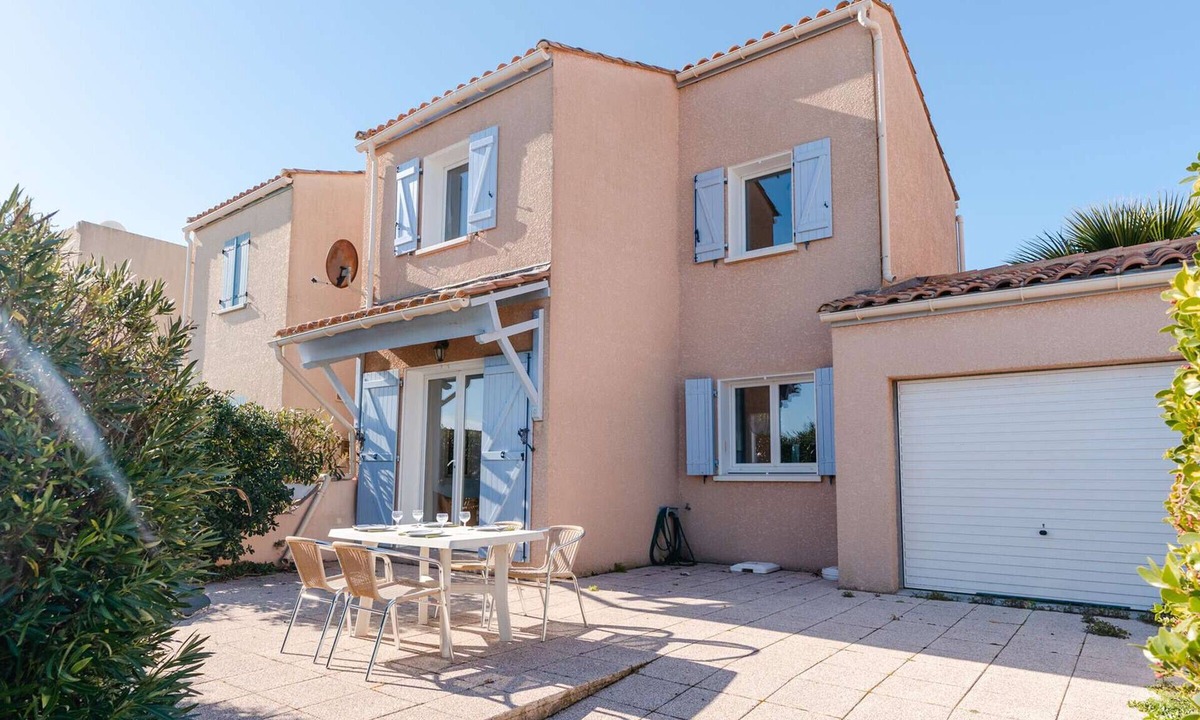 Saint-Pierre-la-Mer Villa | Comfortable House with Pool, Terrace, and Parking in Saint-Pierre-La-Mer