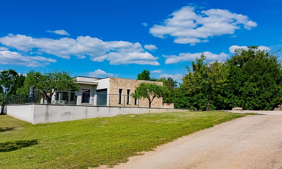 Saint-Privat-de-Champclos Villa | Comfortable villa for 2 to 10 people with private pool, gym and sauna