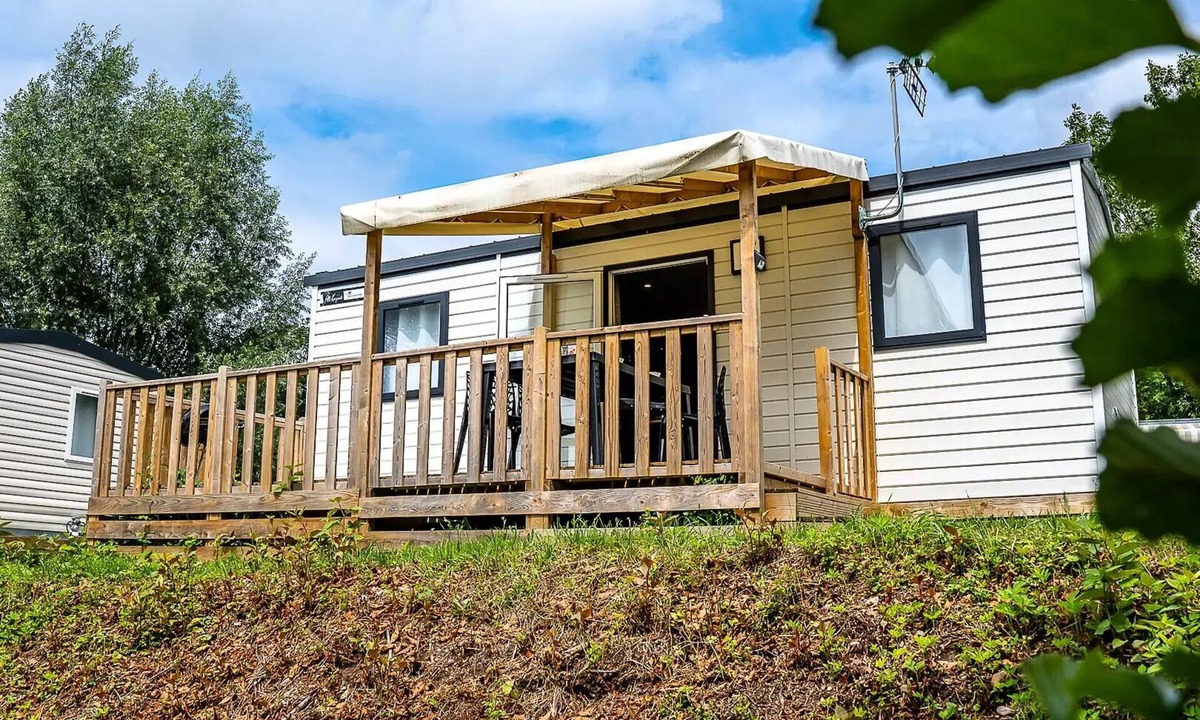 Champagney House | Comfort 2-Bedroom Waterfront Mobile Home for 4 People