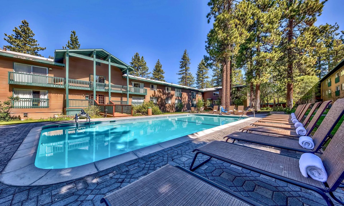 South Lake Tahoe Hotel | Comfort and Convenience! 2 Relaxing Units, Free Breakfast, Pets Allowed