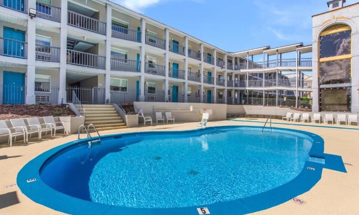 Merry Oaks House | Comfort and Convenience! 4 Budget-friendly Units, Free Parking, Outdoor Pool