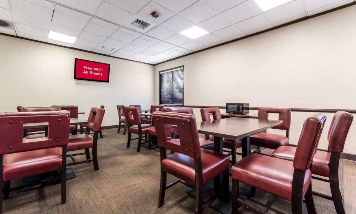 SeaTac Hotel | Comfort and Convenience! Steps Away from Everything | Pet-friendly