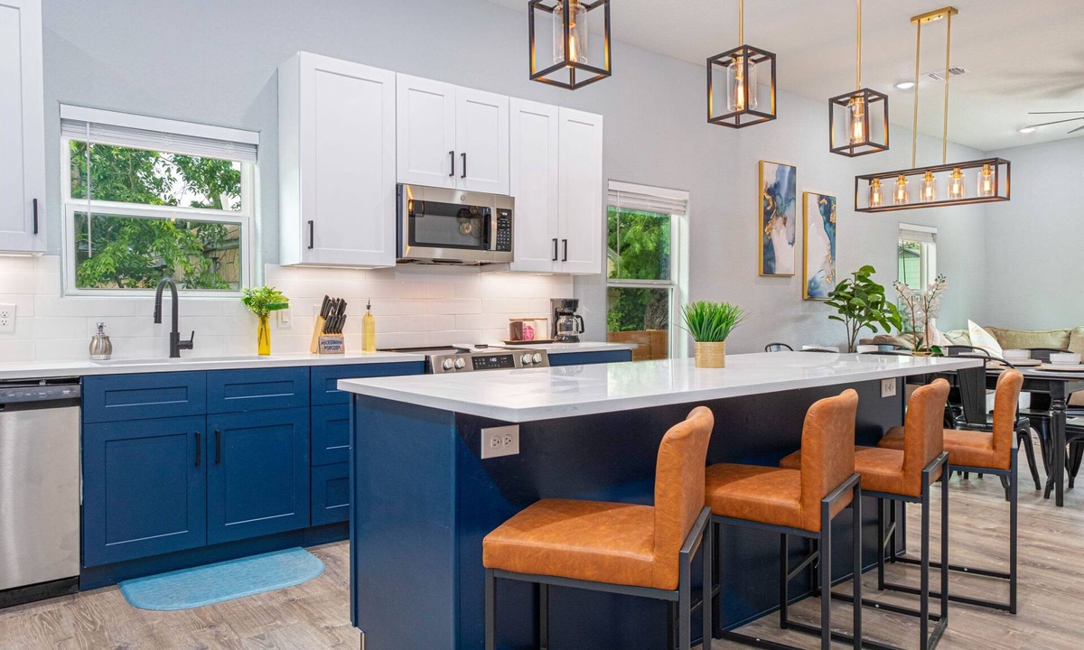 Historic Garderns House | Comfort and Style 4BR 3BA Near Riverwalk and Dtown