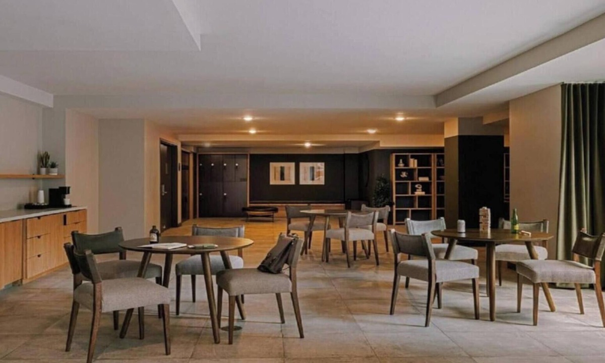 Queens Apartment | Comfort Courtyard Room | 2 Double Beds