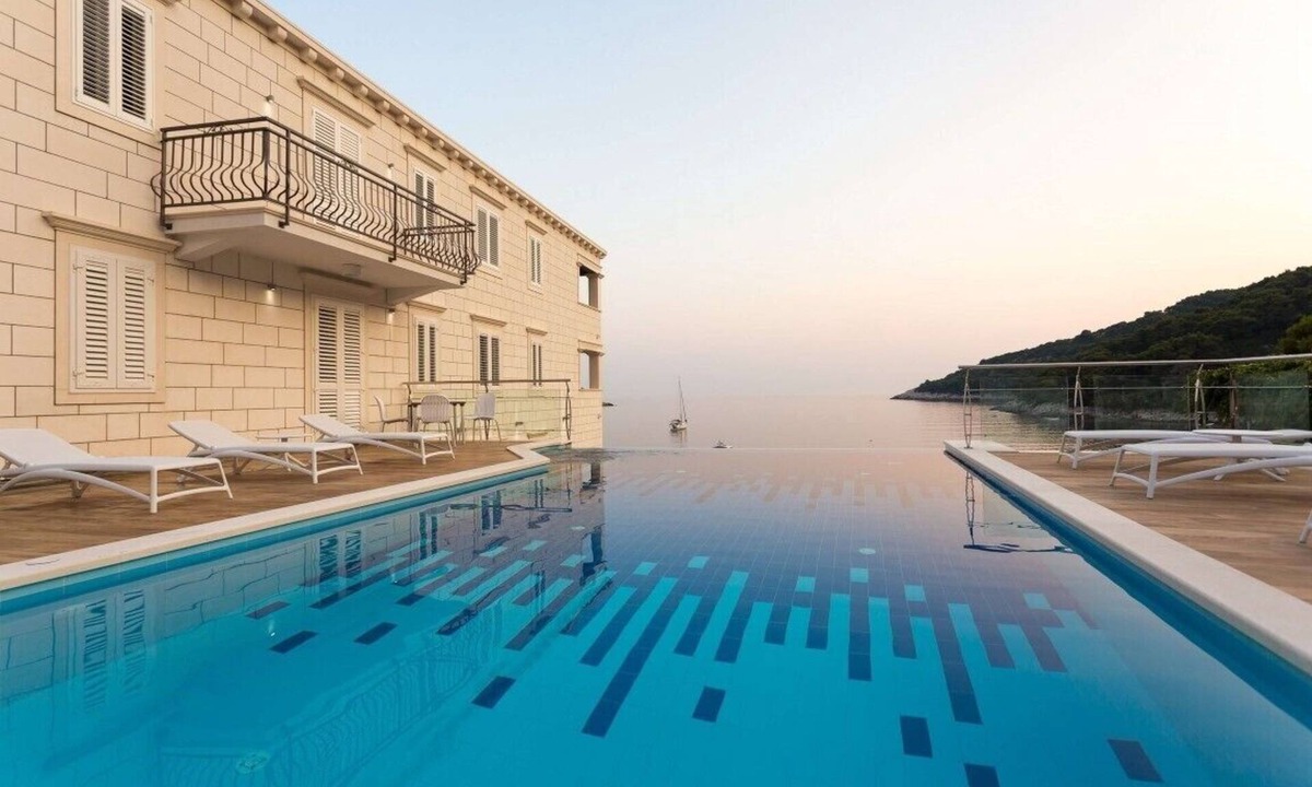 Saplunara Apartment | COMFORT DELUXE SUITE - JASMIN LUSH
