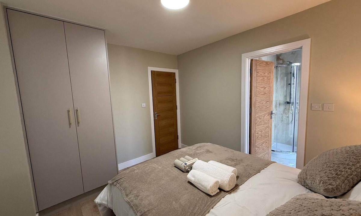 Manchester Apartment | Comfort Double Room with Private Bath