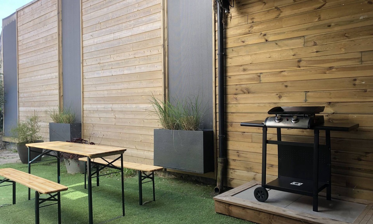 Neuville-sous-Montreuil House | Comfortable, fully-equipped townhouse in enclosed courtyard.