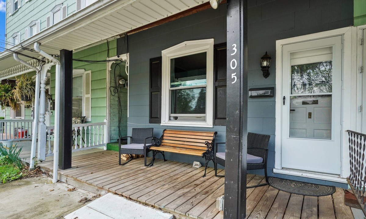 Royersford House | Comfort, Fun & Retro Retreat