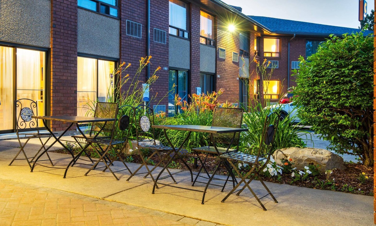 Kingston Hotel | Comfort Inn Highway 401