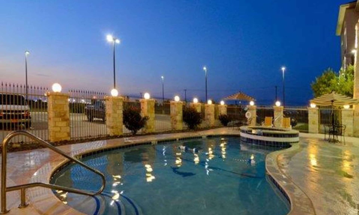 Alvarado Hotel | Comfort Inn & Suites Alvarado