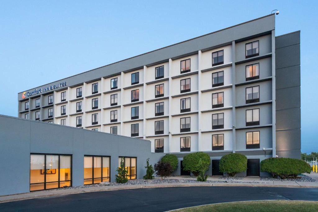 Cheektowaga Hotel | Comfort Inn & Suites Buffalo Airport