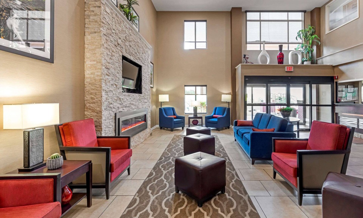 Canton Hotel | Comfort Inn & Suites Canton Riverstone Area