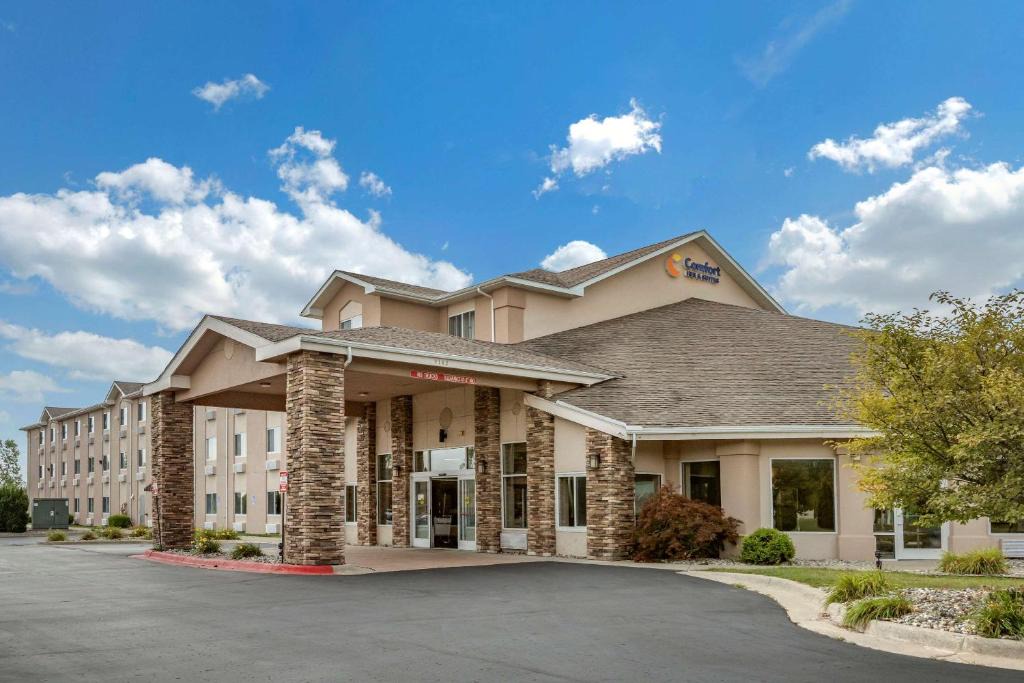 Dimondale Hotel | Comfort Inn & Suites Dimondale