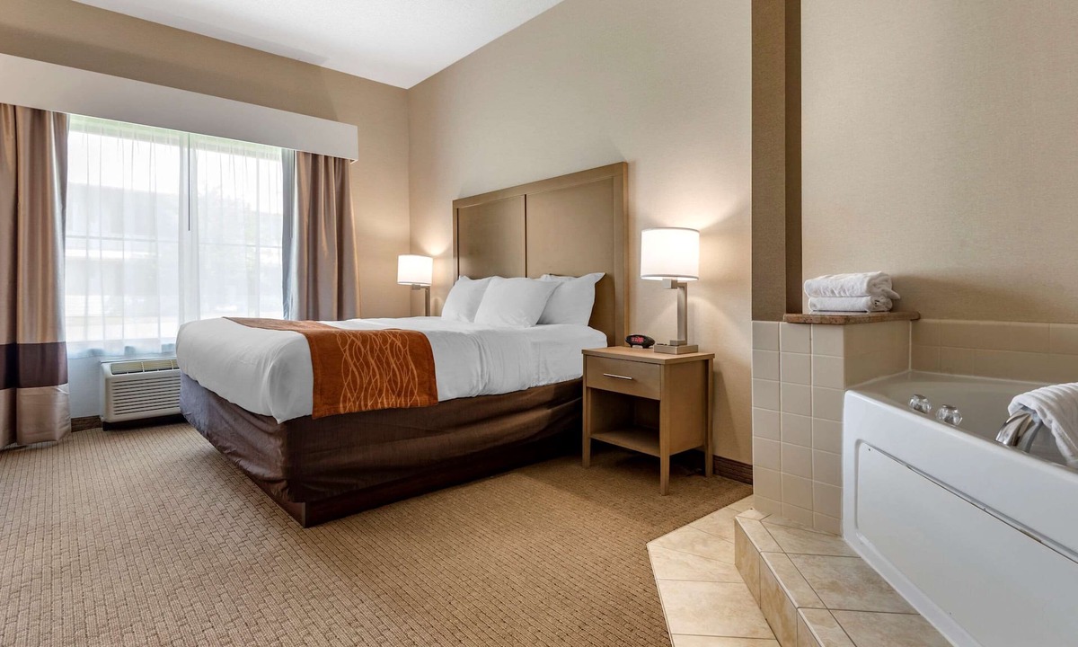 Farmington Hotel | Comfort Inn & Suites Farmington - Victor