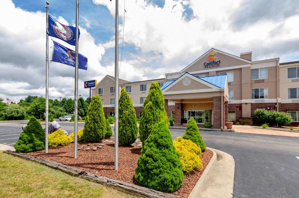 Hillsville Hotel | Comfort Inn & Suites Hillsville I-77