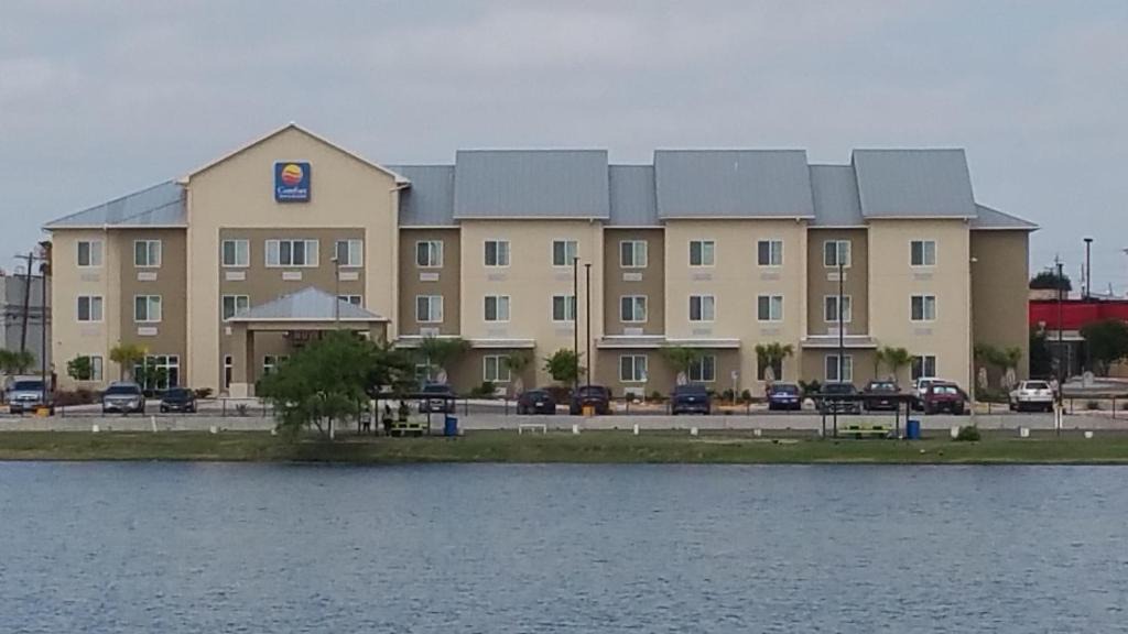 Eagle Pass Hotel | Comfort Inn & Suites Lakeside