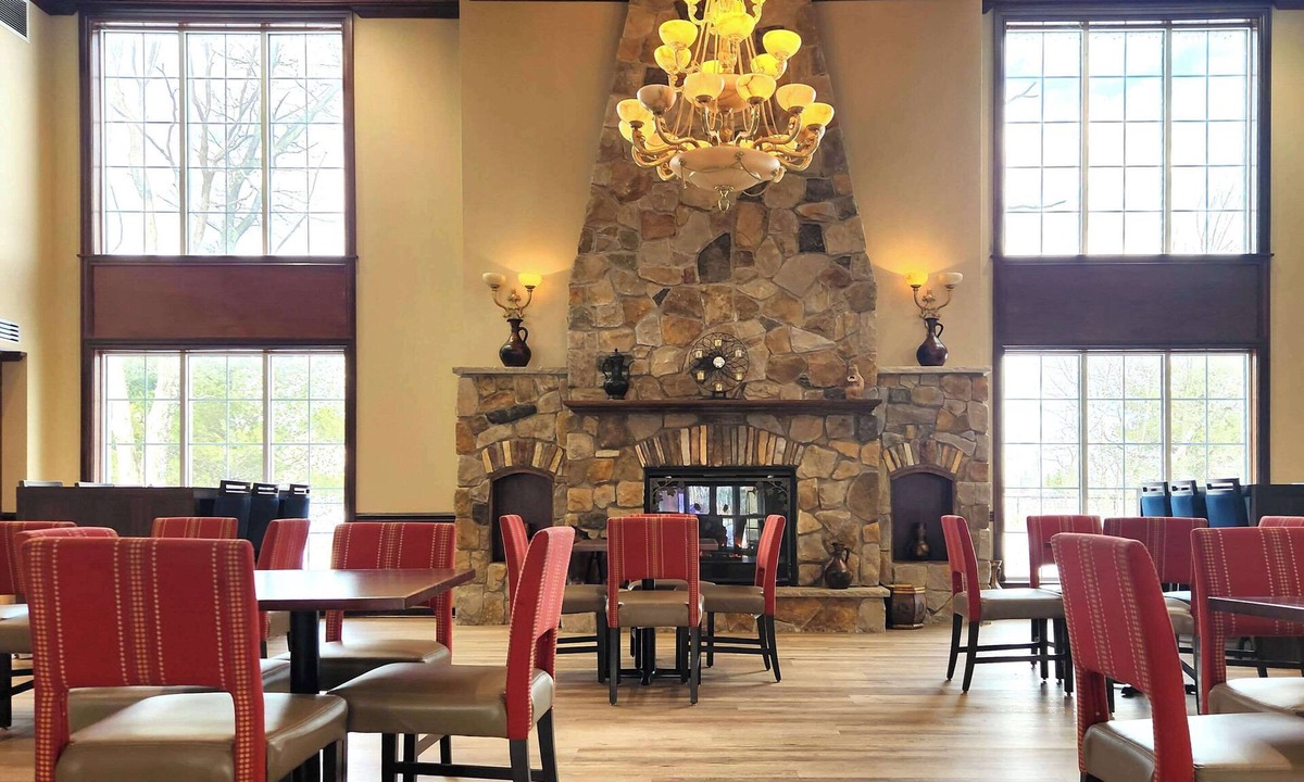 Pocono Summit Hotel | Comfort Inn & Suites Mount Pocono