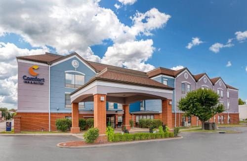 The Gate Hotel | Comfort Inn & Suites Saint Louis Lafayette Square