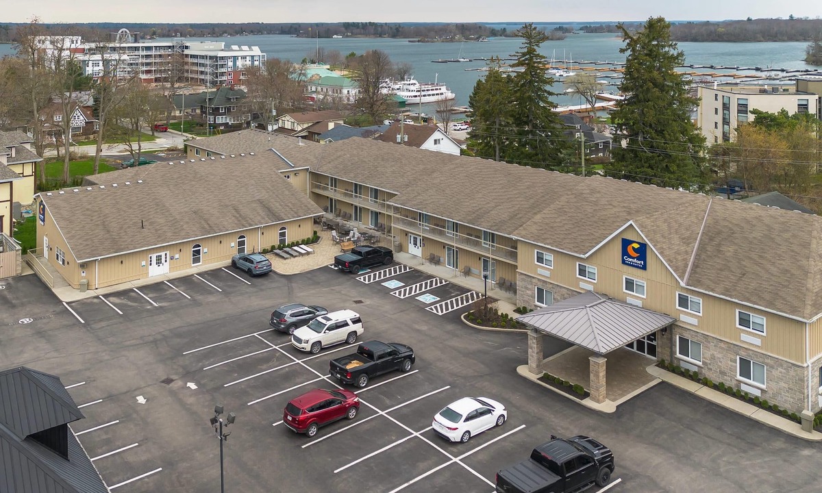 Gananoque Hotel | Comfort Inn & Suites Thousand Islands Harbour District