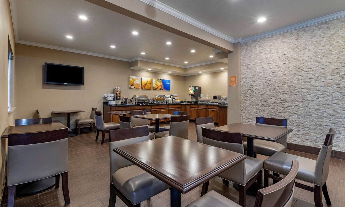 Waterloo Hotel | Comfort Inn & Suites Waterloo - Cedar Falls
