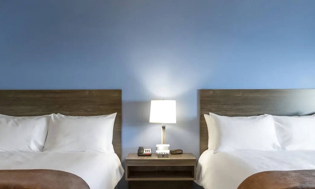 East Moline Hotel | Comfort Meets Convenience in a Room w/Modern Amenities