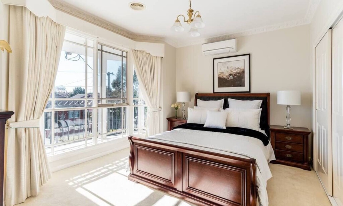 Preston Apartment | Comfort Private room with queen bed & study