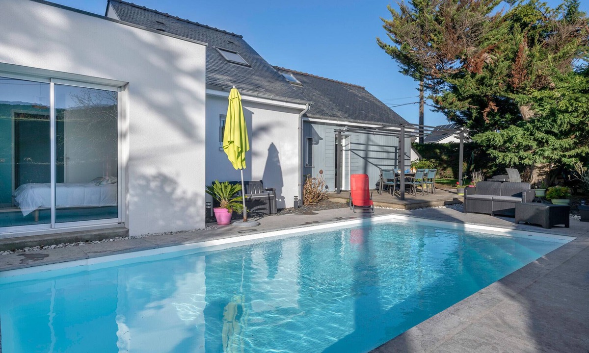 La Turballe House | Comfort stay with pool - 6 adults, 4 children