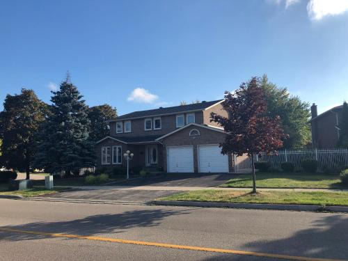 Applewood House | Comfort Stays near Toronto Airport
