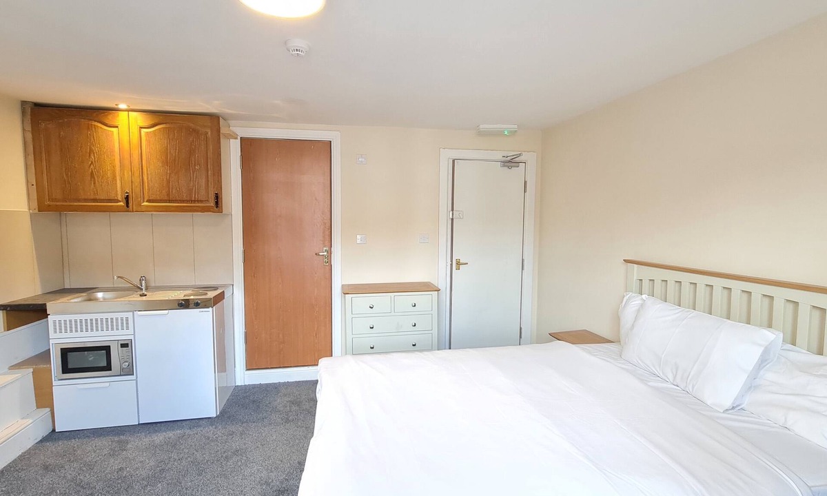 Ashford Apartment | comfort studio with private shower room
