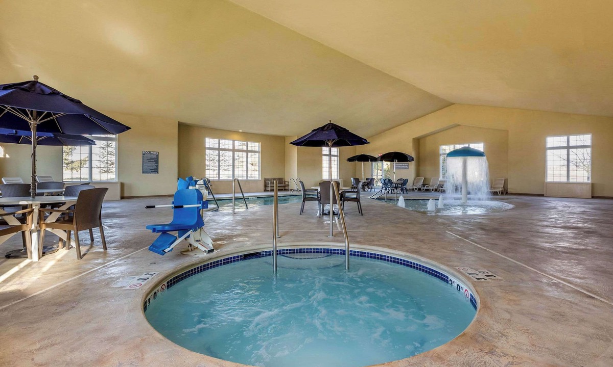 Cedar Falls Hotel | Comfort Suites Cedar Falls Industrial Park