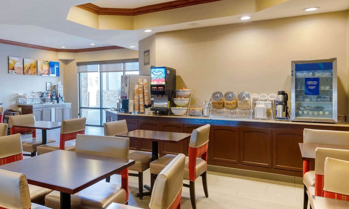 South Haven Hotel | Comfort Suites South Haven near I-96