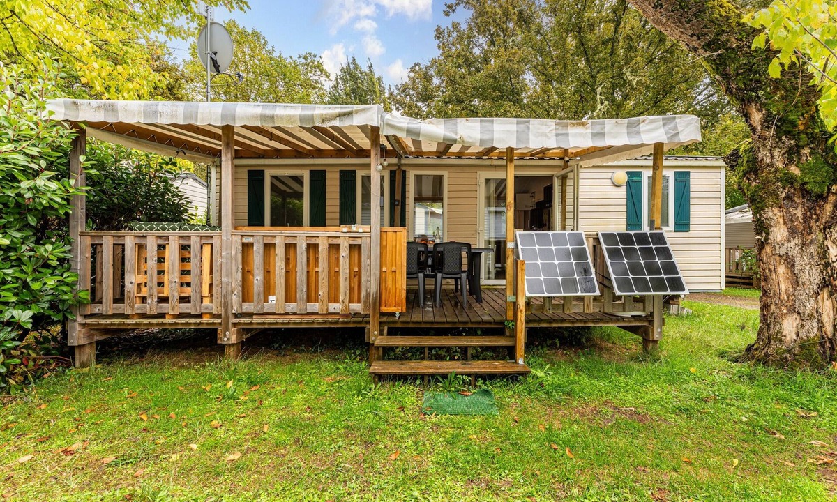 Onesse-et-Laharie RV Rental | 'Comfort With Air Conditioning 6' Caravan with Shared Pool, Private Terrace and Air Conditioning